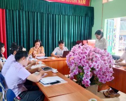 Hình ảnh các đồng chí đảng viên đang họp bình xét