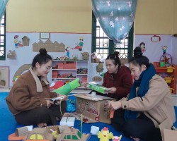 Hình ảnh cô và trẻ đang tham gia hoạt động ngoài trời