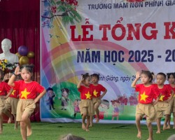 Hình ảnh các em nhỏ đang múa tại buổi tổng kết