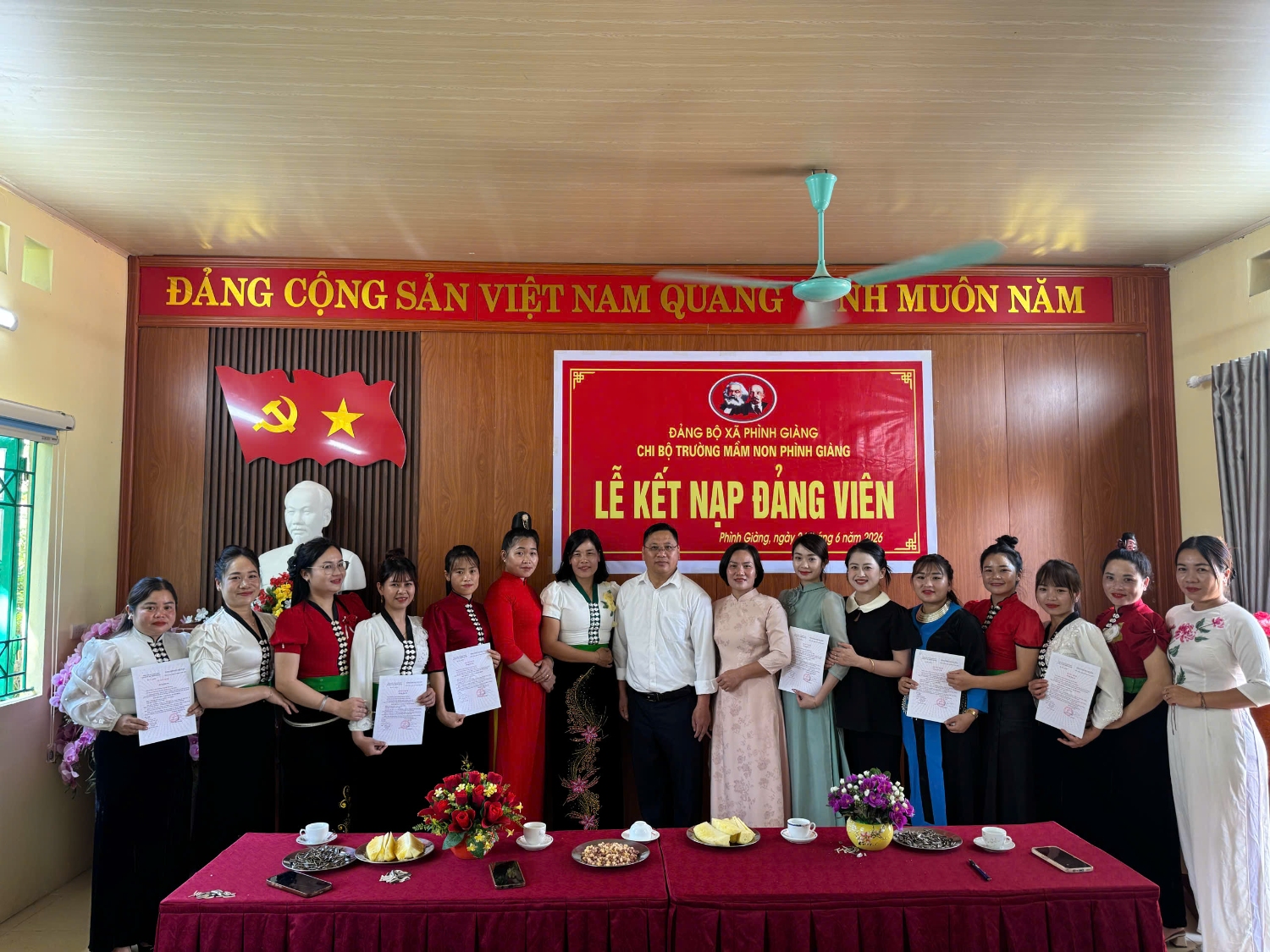CHI BỘ TRƯỜNG MẦM NON PHÌNH GIÀNG TỔ CHỨC LỄ KẾT NẠP 06 ĐẢNG VIÊN MỚI